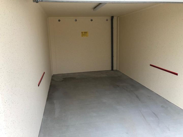 Blick in eine leere Garage von innen