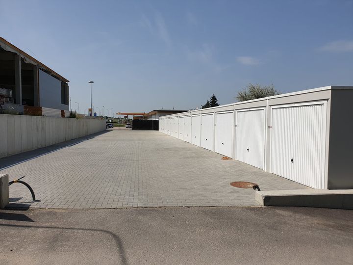 Einfahrt in den Garagenpark mit Garagenzeile auf der rechten Seite