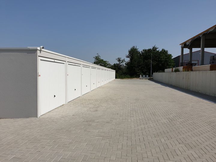 Garagenzeile mit breiter gepflasterter Rangierfläche