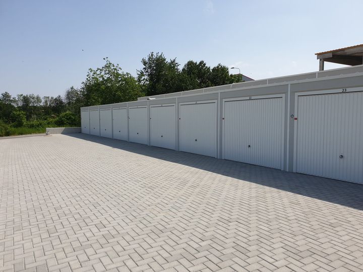 Garagenzeile im hinteren Teil der Anlage