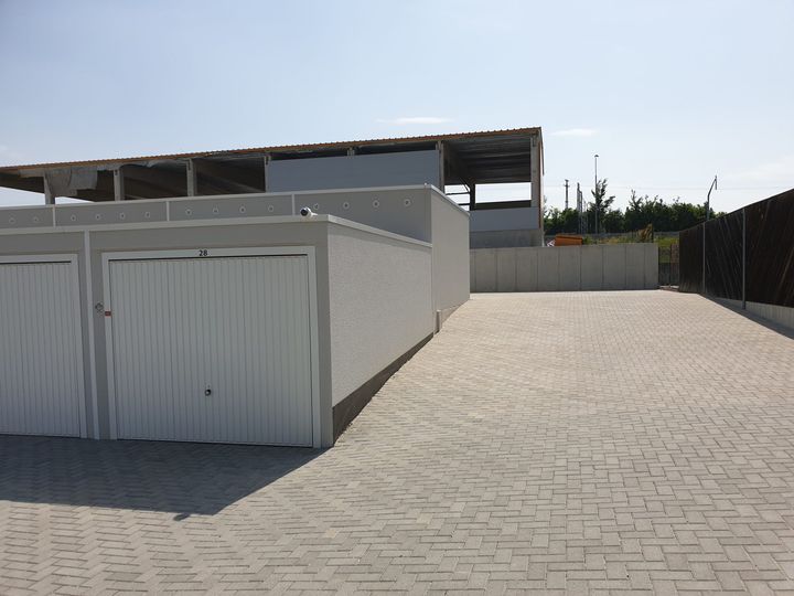 Eckansicht einer Garagenzeile mit Durchfahrt