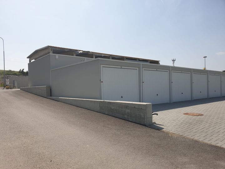 Garagenzeile von der Zufahrtsstraße aus gesehen