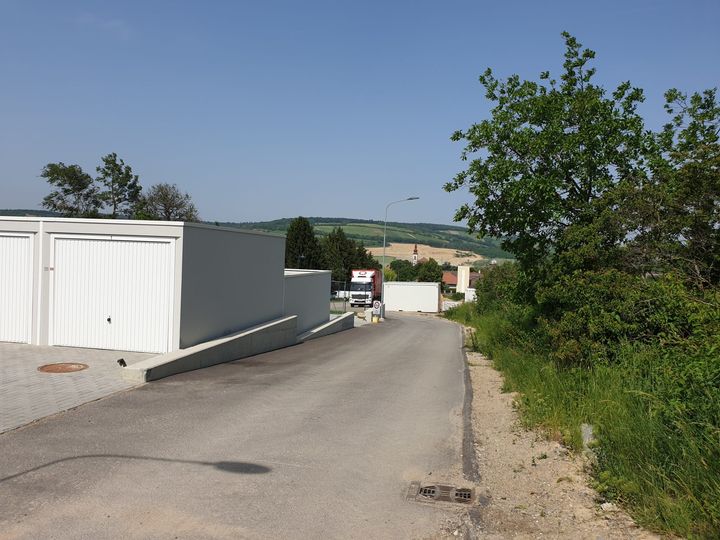 Zufahrtsstraße am Garagenpark mit Blick Richtung Ort