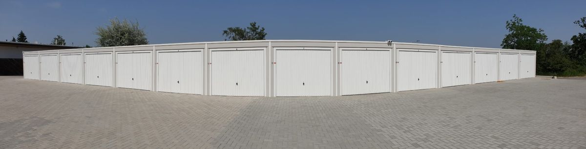 Panoramaaufnahme einer langen Garagenzeile